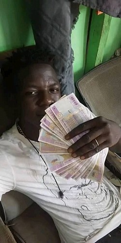 Maître Guezo Vignon est le meilleur marabout que j'ai connu pour être satisfait du portefeuille magique avec lui la satisfaction est assurer et garantie